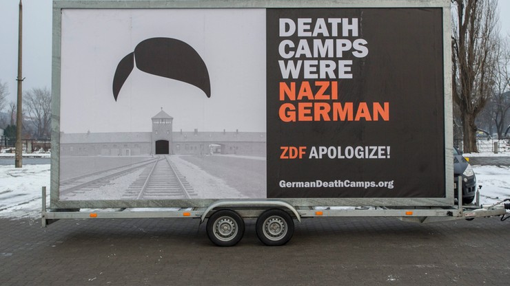 Baner z napisem "Death Camps Were Nazi German" ruszył do Niemiec