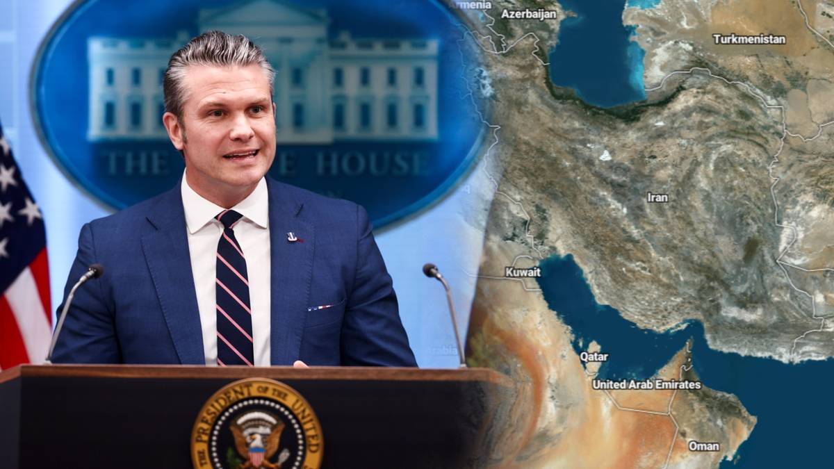 Mężczyzna w garniturze przemawia za m&oacute;wnicą, w tle fragment mapy Bliskiego Wschodu z zaznaczonym Iranem.