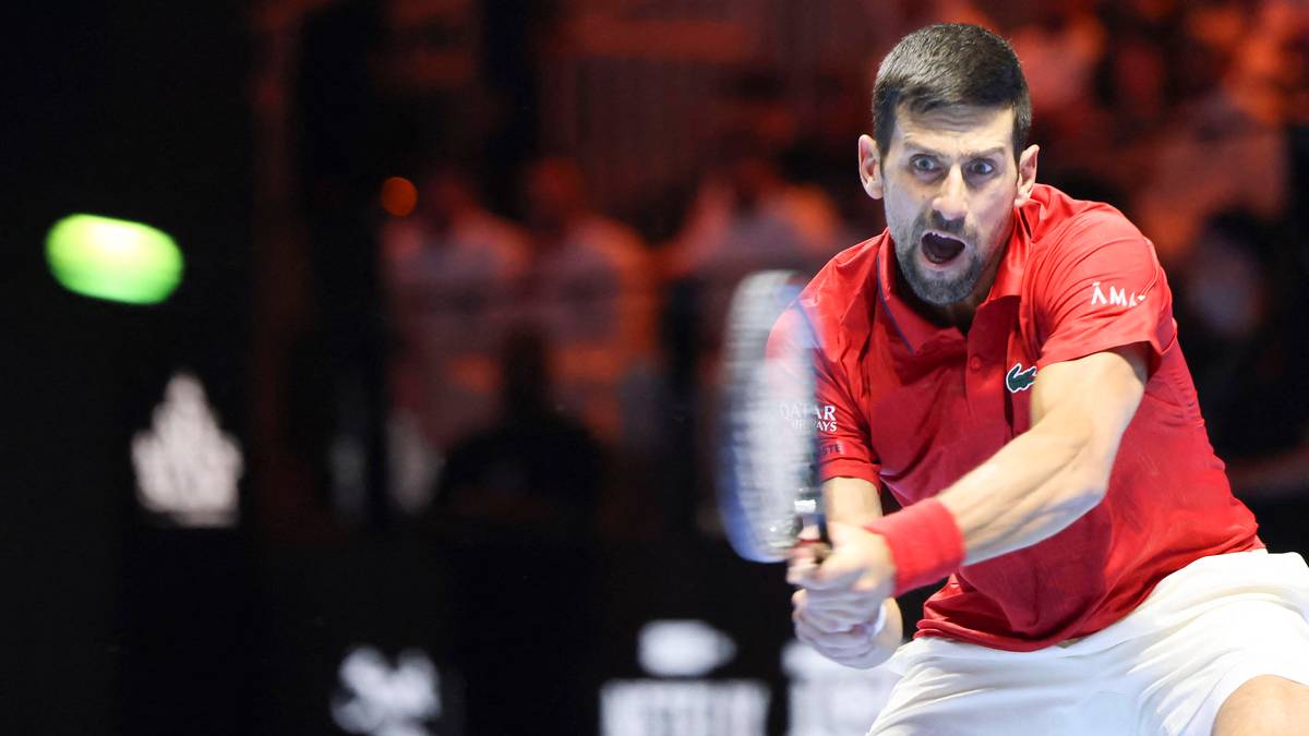 Novak Djoković odbija piłkę podczas meczu tenisowego.