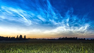 11.06.2022 05:56 Romantyczne zjawisko na polskim niebie, które skrywa tajemnice. Zobacz „elektryczne” chmury