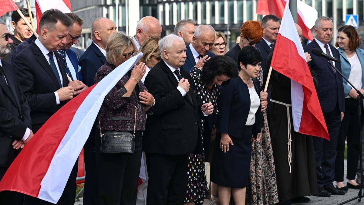 Awantura podczas miesięcznicy. Rzecznik PiS wydał oświadczenie