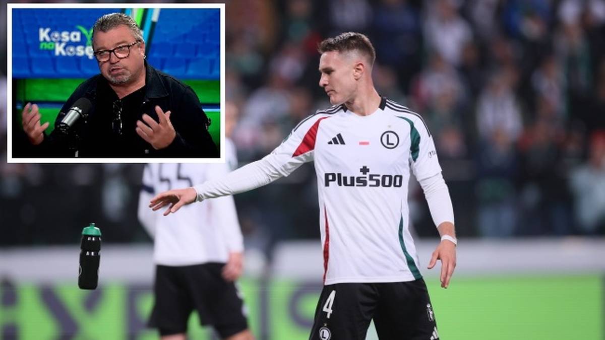 Piłkarz w białej koszulce z logo Legii wychodzi na boisko. W górnym rogu obrazka znajduje się wstawka z mężczyzną siedzącym przy stole i mówiącym do mikrofonu.