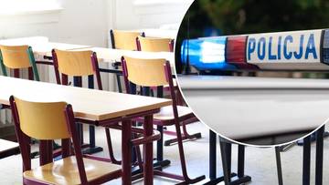 Sala lekcyjna ze szkolnymi ławkami i krzesłami, obok fragment policyjnego koguta z napisem POLICJA.