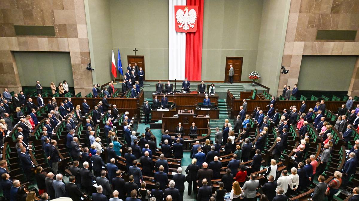 Tylko jedna partia ze wzrostem poparcia. Nowy sondaż