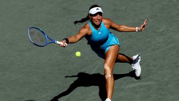 Tenisistka Jessica Pegula uderza piłkę rakietą na korcie tenisowym podczas meczu.