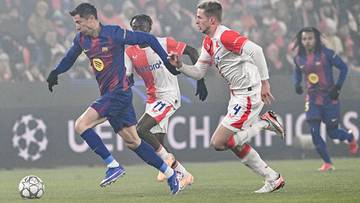 Piłkarze FC Barcelony walczą o piłkę z zawodnikami Slavii Praga na boisku.