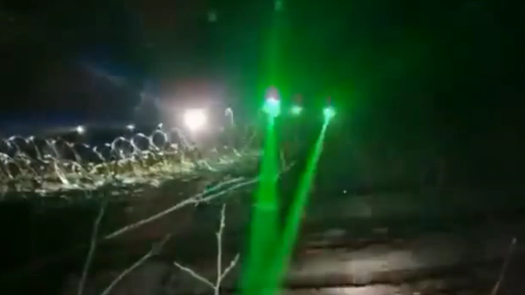 Sytuacja na granicy: funkcjonariusze są oślepiani laserami i światłem stroboskopowym