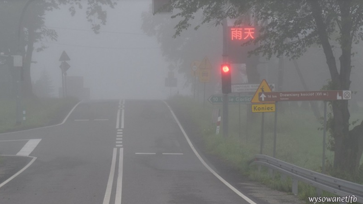 Ostrzeżenia pogodowe po chińsku... przy polskiej drodze