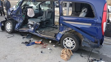 Mercedes zderzył się z ciężarówką w Hucie Żabiowolskiej. Pięć osób rannych