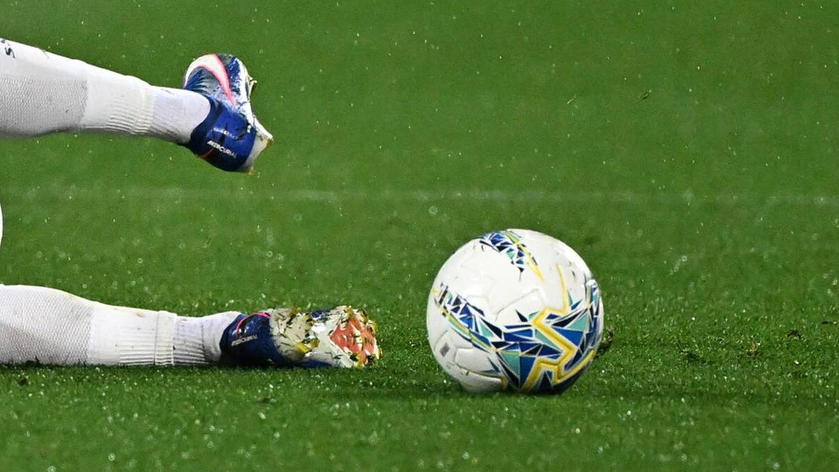 Dw&oacute;ch młodych piłkarzy walczących o piłkę na boisku podczas meczu.