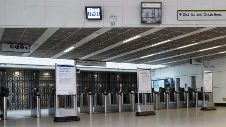 Londyńskie metro wznowiło działalność. Strajkują linie lotnicze i kolej