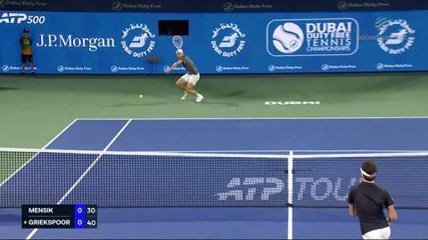 Gracz tenisa wykonuje uderzenie na korcie podczas meczu pomiędzy Jakubem Mensikiem a Tallonem Griekspoorem.