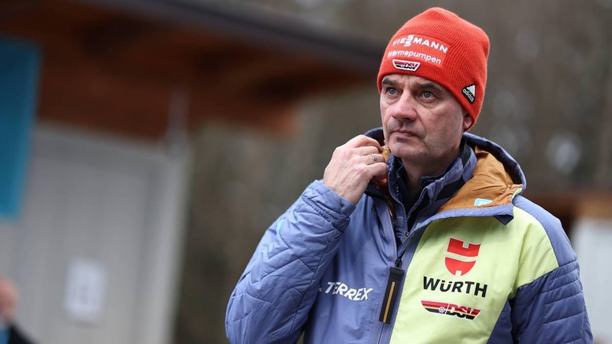 Stefan Horngacher w czerwonej czapce i kurtce z logo firmy.