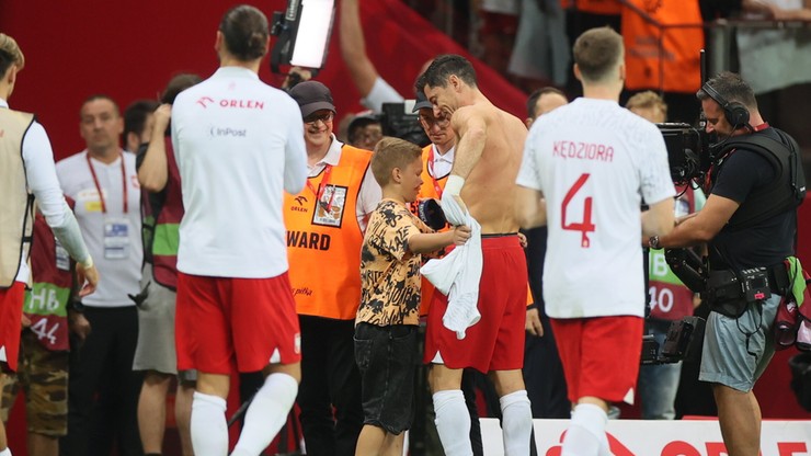 Robert Lewandowski oddał koszulkę dziecku	