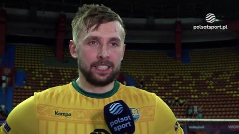 Mateusz Bieniek, siatkarz w ż&oacute;łtej koszulce, odpowiada na pytania dziennikarza z mikrofonem Polsat Sport.