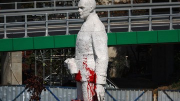 Pomalowali pomnik Berlinga czerwoną farbą. Odpowiedzą za zniszczenie mienia