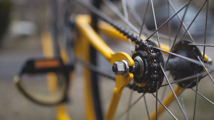 10-latka jadąc rowerem uderzyła szyją w metalową linkę rozciągniętą między znakami