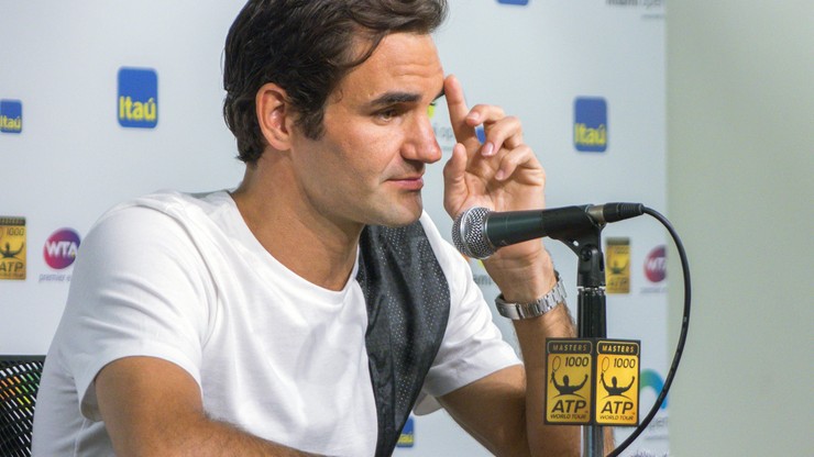 Federer kontuzji kolana nabawił się przy… kąpieli córek