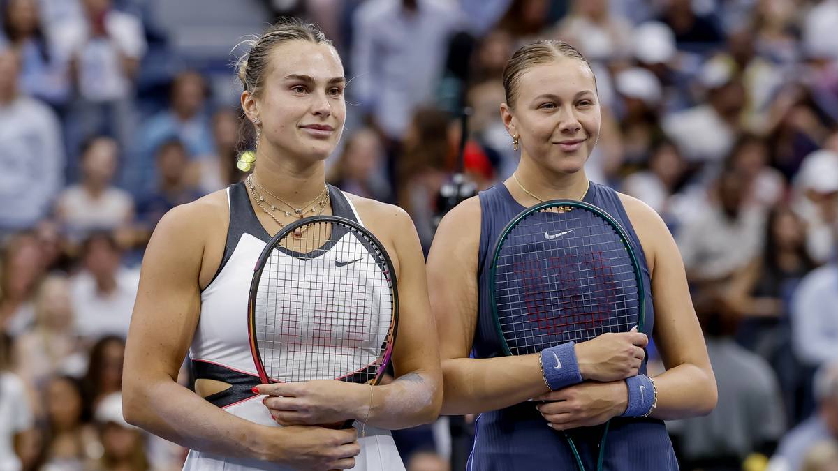 Aryna Sabalenka i inna zawodniczka trzymają rakiety tenisowe i patrzą w bok, obie ubrane w stroje sportowe.