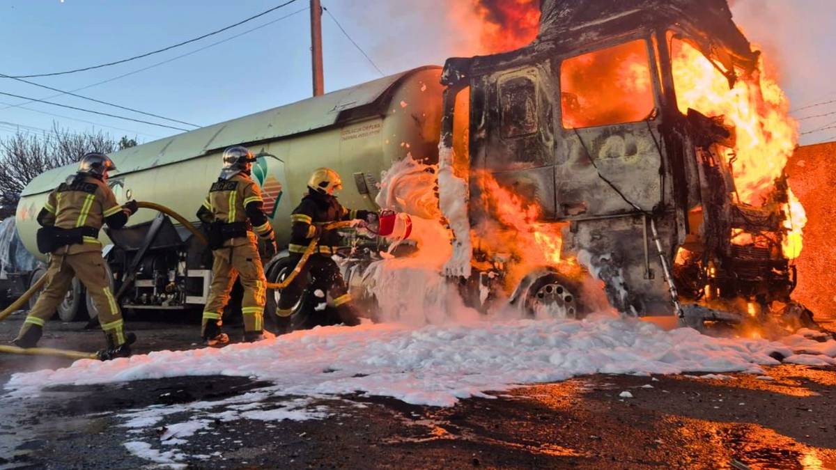 Gasili pożar, gdy Rosjanie znowu uderzyli. Ratownicy zginęli w Ukrainie