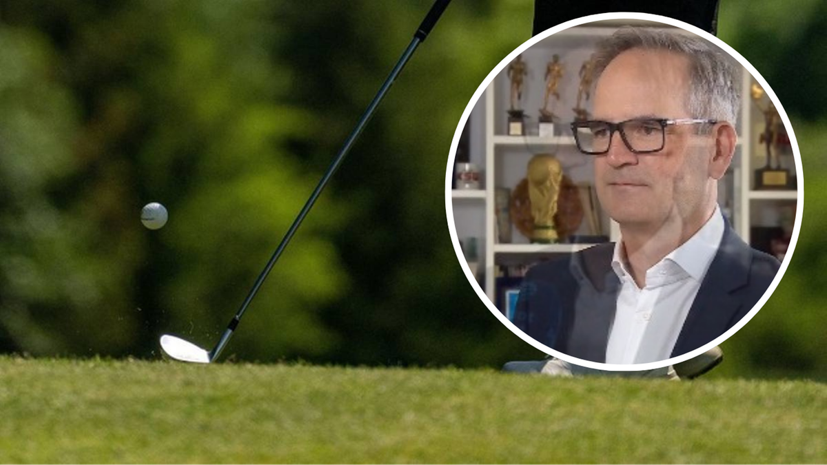 Kij golfowy uderzający w piłeczkę na trawie, z portretem mężczyzny w okularach w tle.