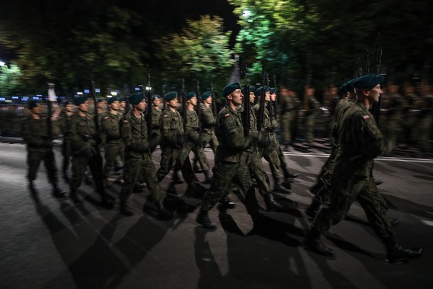 Nocna próba przed defiladą z okazji święta Wojska Polskiego