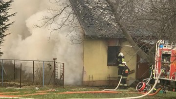 Dwie ofiary pożaru domu w Małopolsce. Nieoficjalnie: domownicy zostali pobici i związani