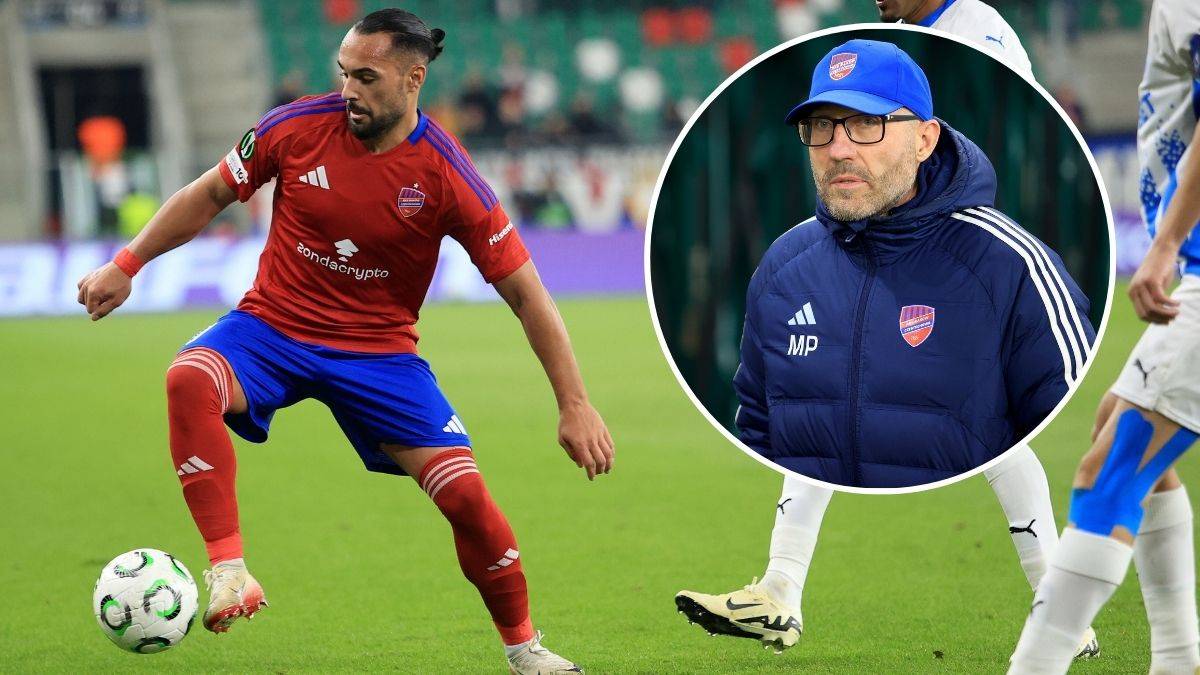 Piłkarz Rakowa Częstochowa w czerwonej koszulce drybluje z piłką.