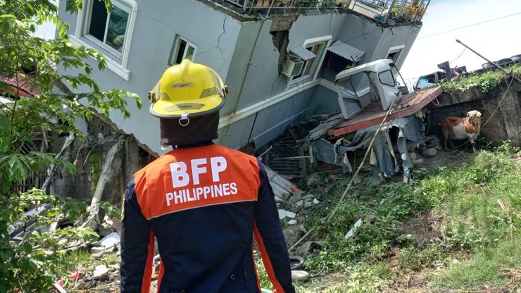 Filipiny. Trzęsienie ziemi o magnitudzie 7,1. Zniszczone domy i szpital