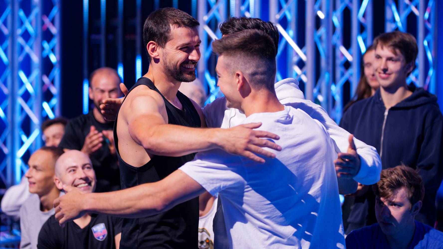 Jan Tatarowicz świętuje zwycięstwo w 12. edycji Ninja vs Ninja