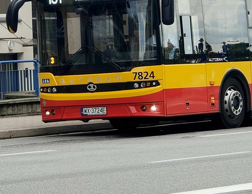 Warszawa: Nagle postanowiła wysiąść. Autobus ciągnął seniorkę po ulicy