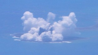 19.08.2021 05:54 W powietrze wzbiła się olbrzymia chmura pyłu, a gdy opadła, okazało się, że powstała nowa wyspa