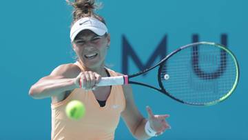 Tenisistka podczas gry, uderza piłkę rakietą.