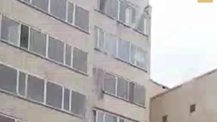 Dziecko wypadło z okna na 10. piętrze. Złapał je sąsiad