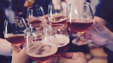 Większość Polaków pije alkohol, ale nie wie ile