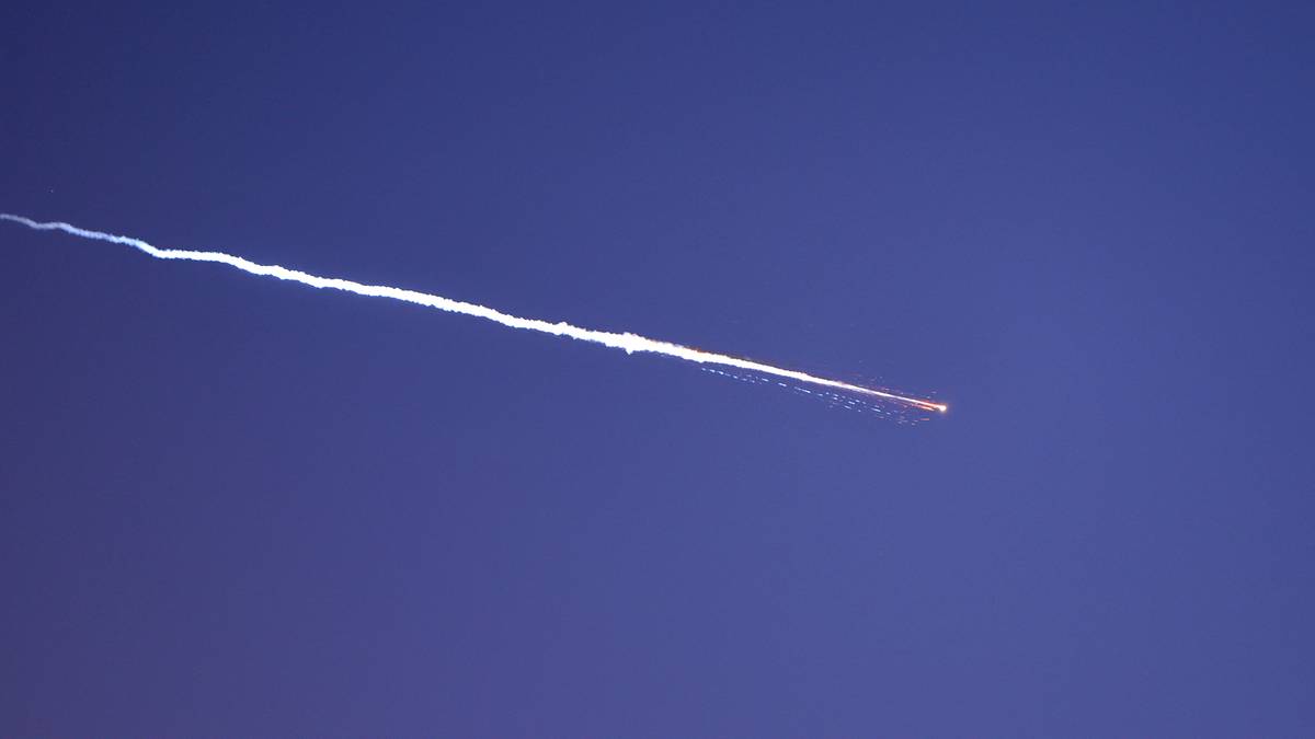 Smuga po pocisku balistycznym na tle ciemnego nieba