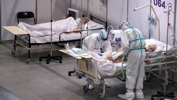 W szpitalu tymczasowym więcej chorych niż zakontraktowanych łóżek