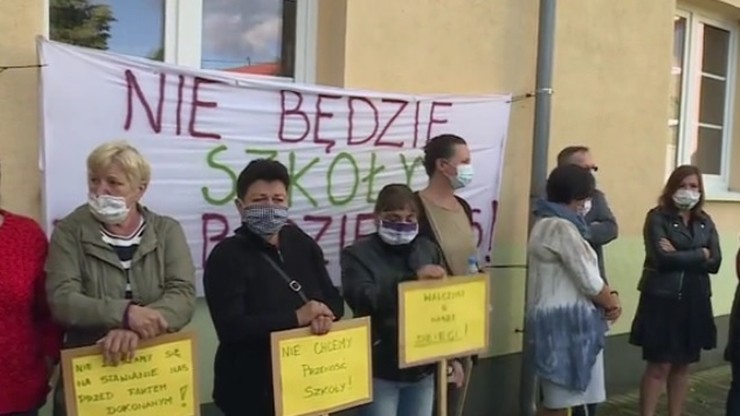 Strajkujący rodzice wygrali. Nie przeniosą szkoły w Sosnówce