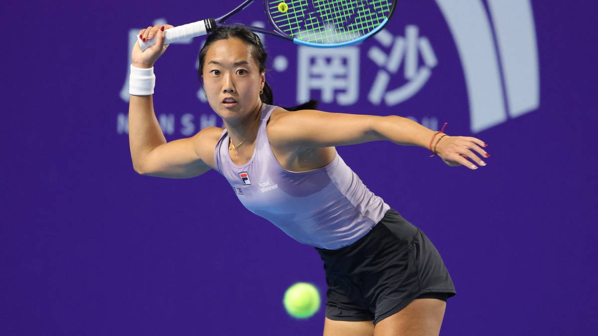 Tenisistka podczas uderzenia forehand na korcie.