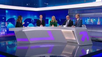 Cztery osoby siedzą przy stole w studiu telewizyjnym Polsat News podczas dyskusji.