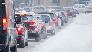 30.11.2020 11:00 Pierwszy śnieg doprowadził do paraliżu na drogach. Kierowcy stali w korku nawet 2 godziny