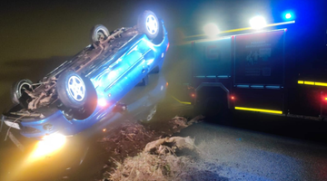 Chwile grozy nad stawem. Auto wpadło do wody, w środku cztery osoby