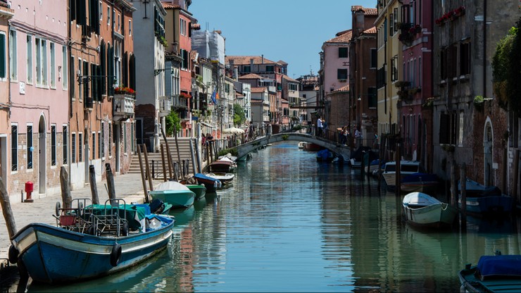 Konfiskują nielegalne kalosze. Akcja strażników miejskich w Wenecji