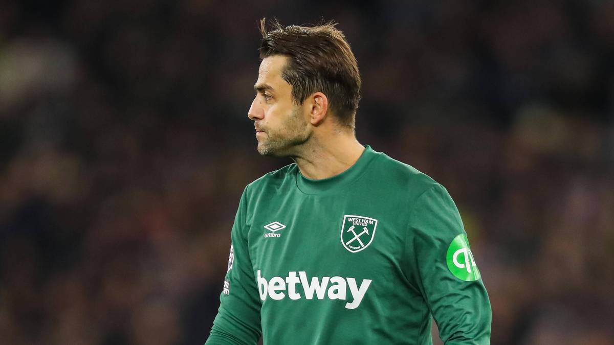 Niepokojące obrazki! Łukasz Fabiański zniesiony na noszach w trakcie meczu Premier League