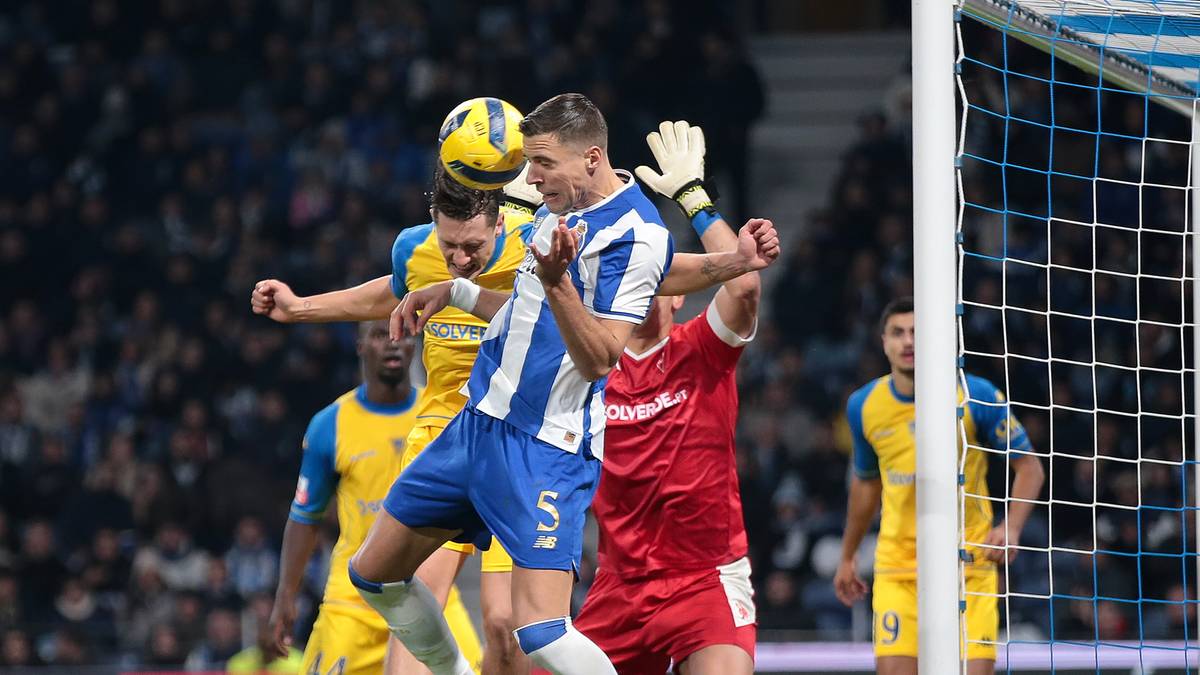 Piłkarz FC Porto Jan Bednarek wyskakuje do piłki głową podczas meczu.
