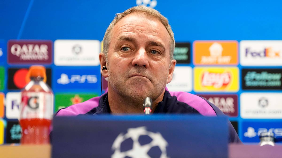 Trener piłkarski podczas konferencji prasowej przed meczem Ligi Mistrz&oacute;w.