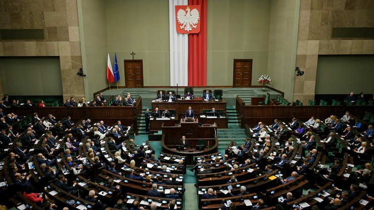 Media: Posłowie dostali kolejną podwyżkę z Sejmu