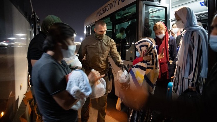 Szef MON: kolejna grupa osób ewakuowanych z Kabulu wylądowała w Warszawie