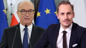 Dwaj mężczyźni w garniturach, jeden z nich przemawia przy m&oacute;wnicy, na tle flag Polski i Unii Europejskiej.