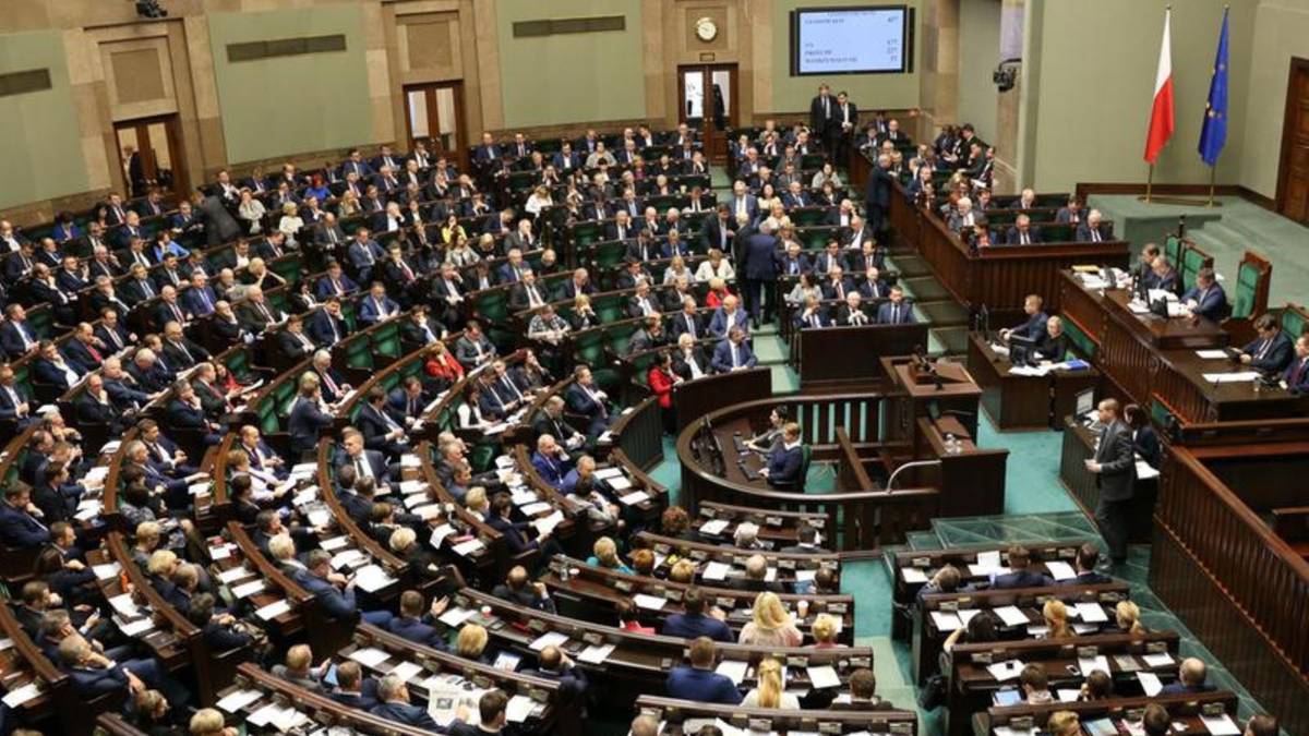Koalicja KO z Konfederacją? Polacy zabrali głos w nowym sondażu